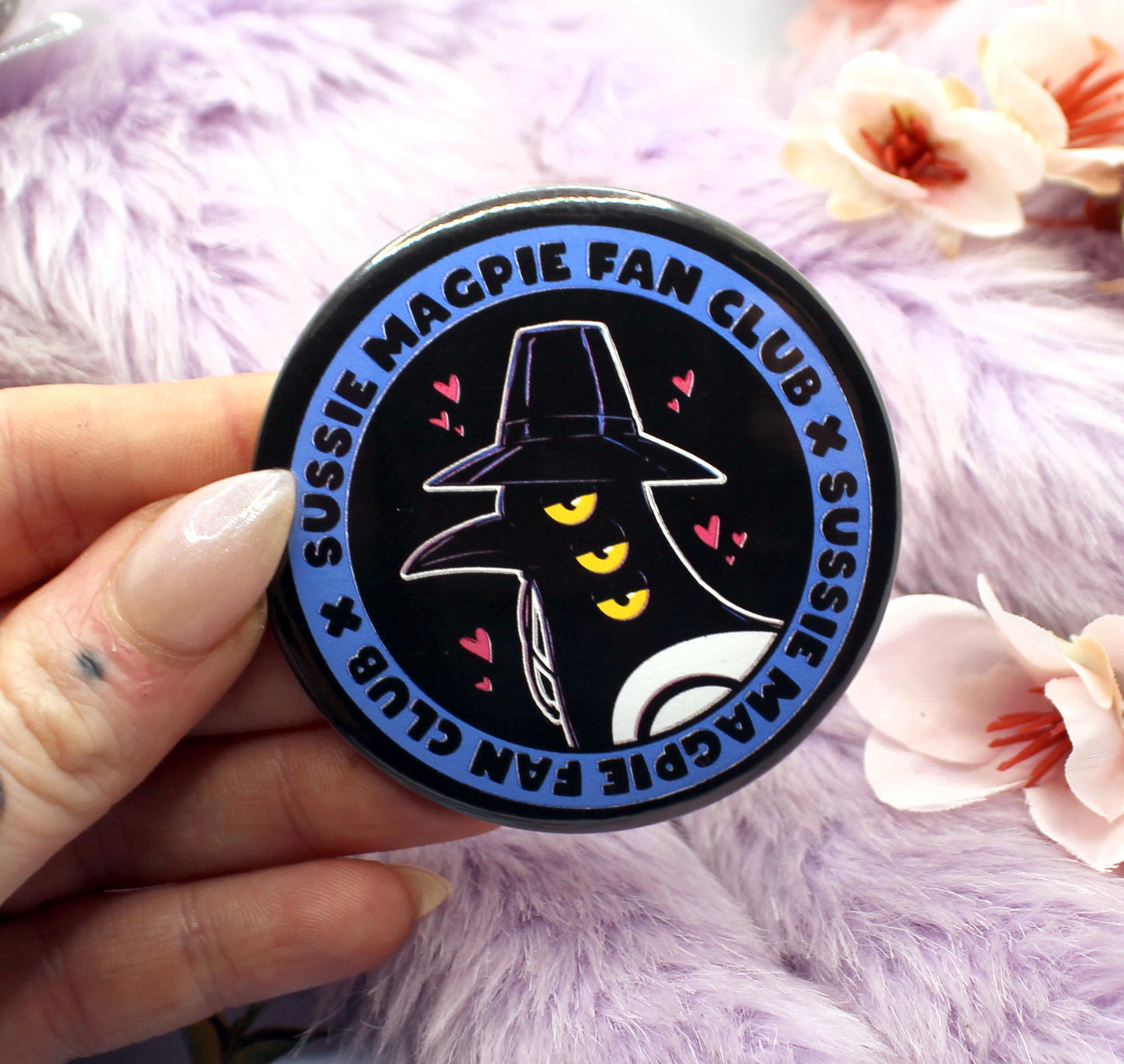 Sussie Magpie Fan Club Large Circular Badge (58mm) - Kpop Demon Hunters