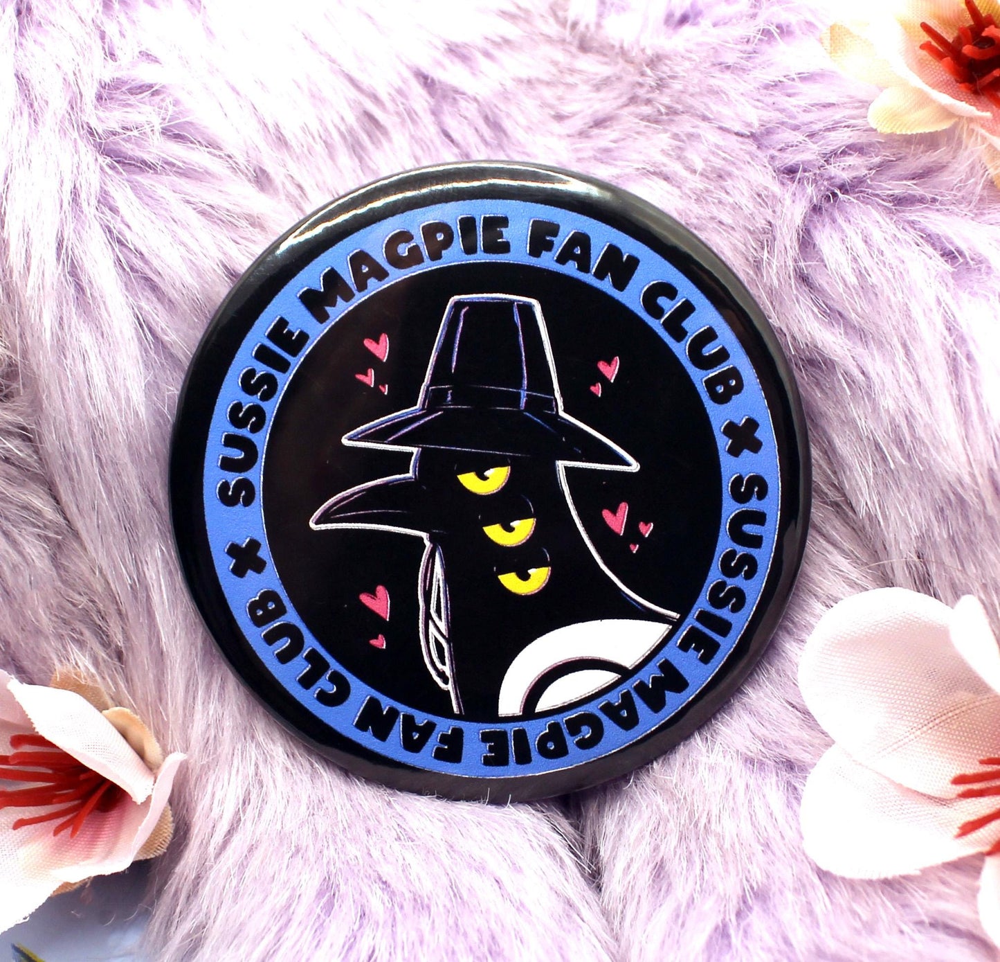 Sussie Magpie Fan Club Large Circular Badge (58mm) - Kpop Demon Hunters