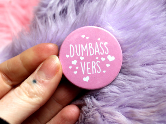 Dumbass Vers Badges (38mm)