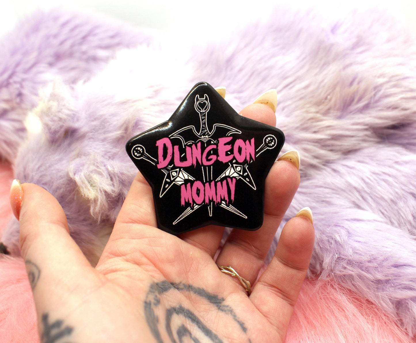 Dungeon Mommy Star Badge (55mm)