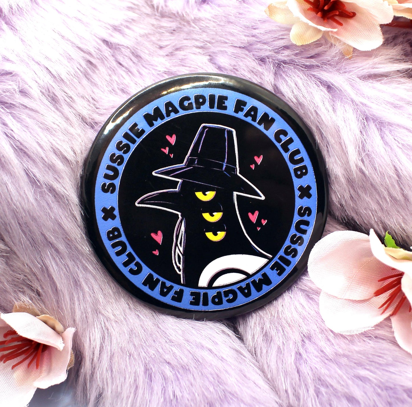 Sussie Magpie Fan Club Large Circular Badge (58mm) - Kpop Demon Hunters