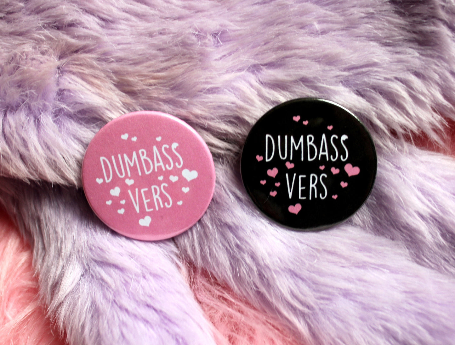 Dumbass Vers Badges (38mm)